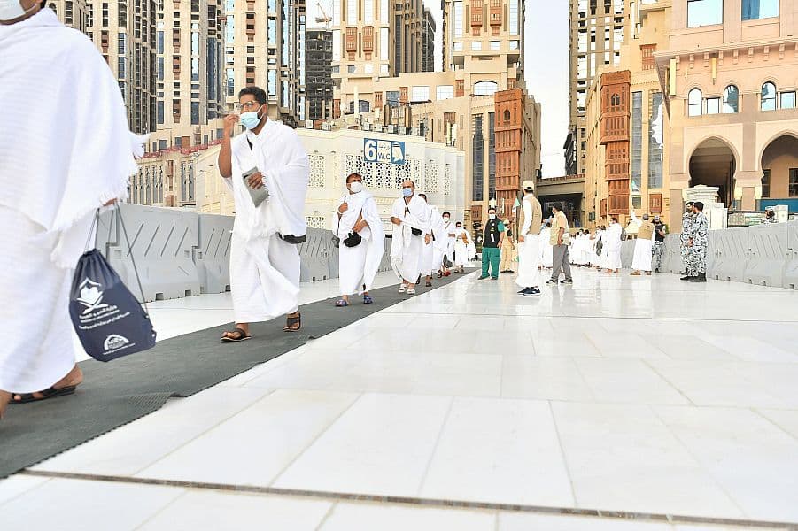 ضيوف الرحمن يؤدون طواف الإفاضة بالمسجد الحرام وسط أجواء إيمانية