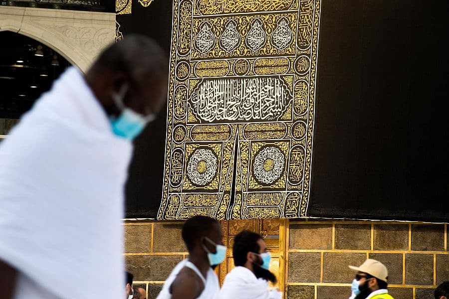 ضيوف الرحمن يؤدون طواف الإفاضة بالمسجد الحرام وسط أجواء إيمانية