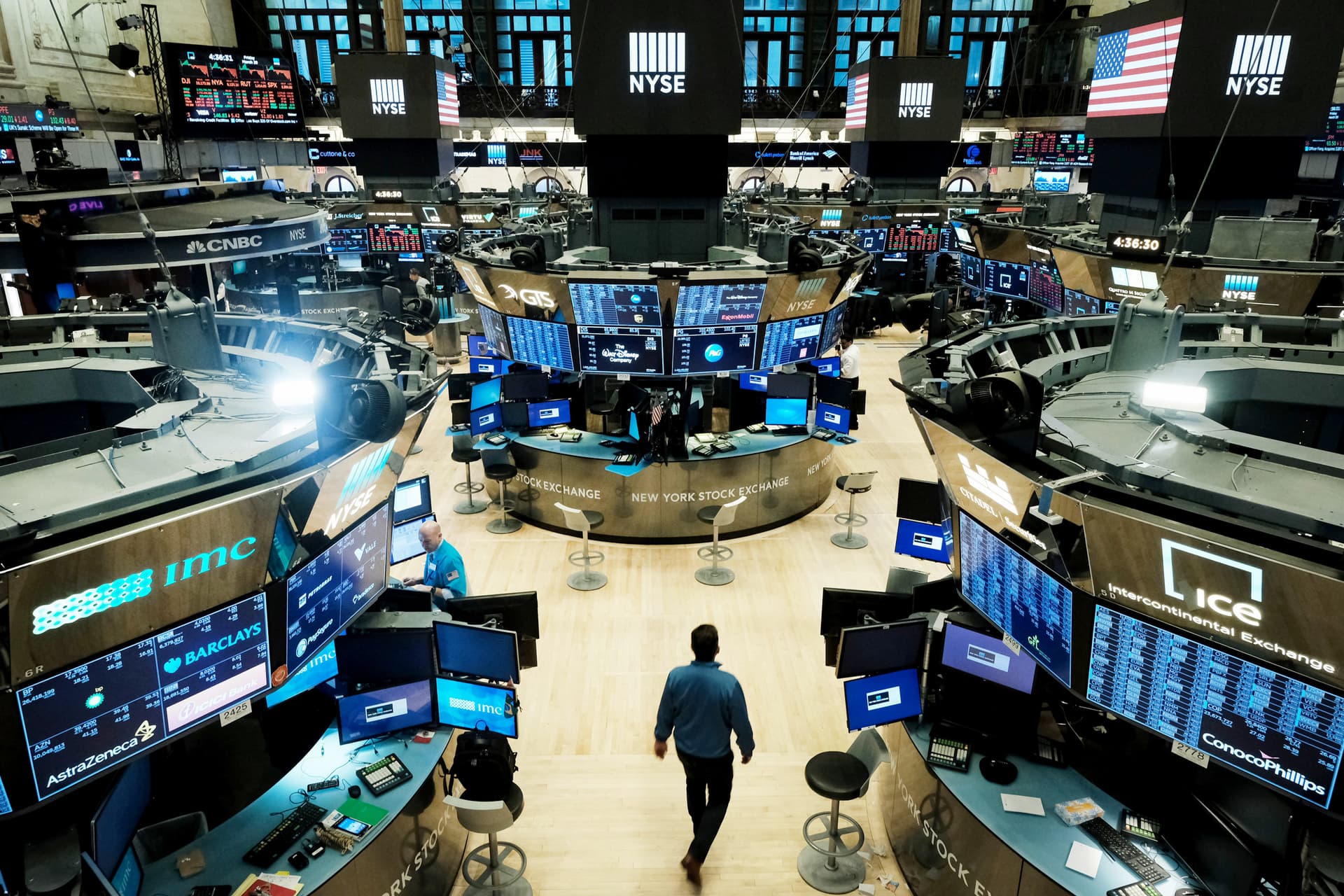 وول ستريت تكسب بفضل دفعة من شركات التكنولوجيا الكبرى
