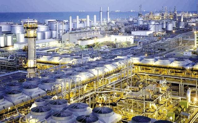 المصفاة البالغة طاقتها 300 ألف برميل يوميا تعالج بالأساس الخام منخفض الكبريت .