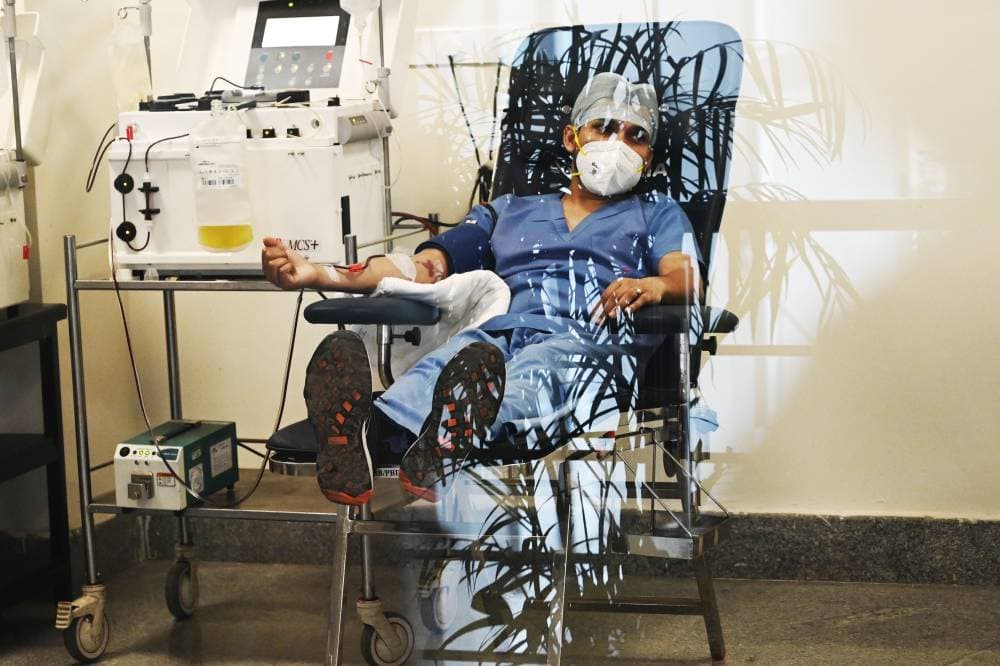 متعاف يتبرع ببلازما دمه في أحد المراكز الصحية في نيودلهي. "الفرنسية"