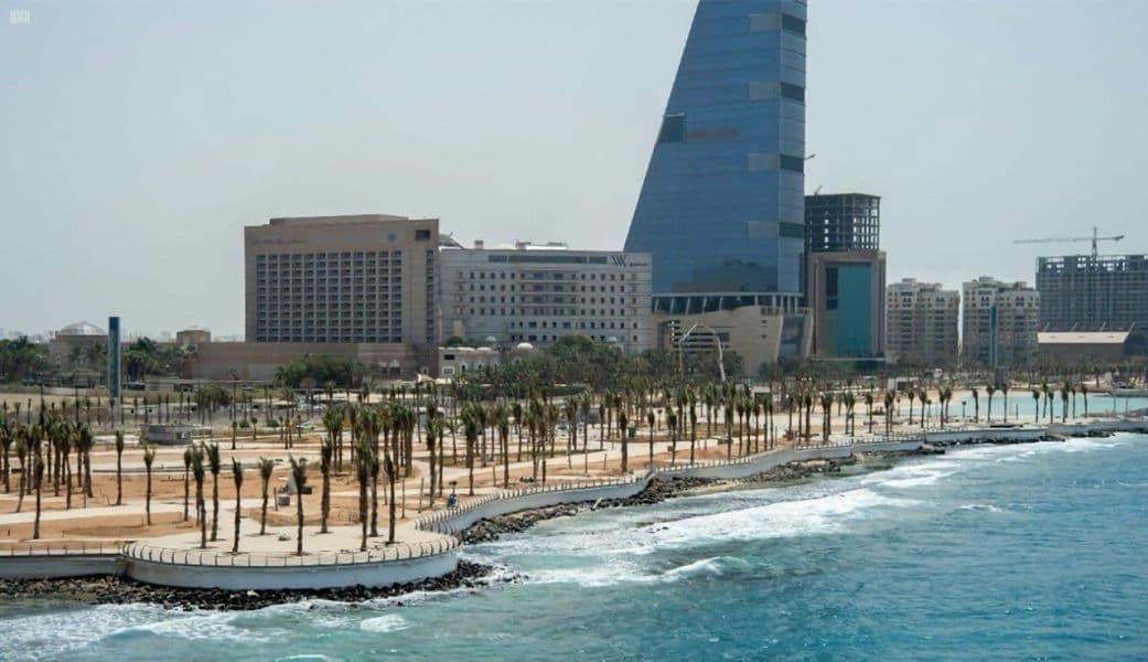 من الوجهات السياحية في السعودية.. كورنيش الجمال وهدير الموج