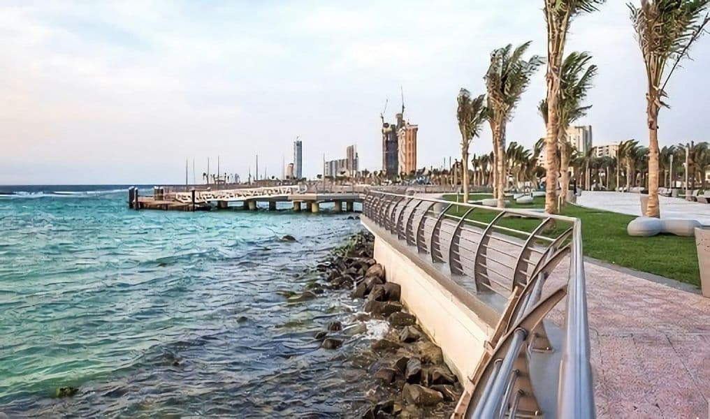 من الوجهات السياحية في السعودية.. كورنيش الجمال وهدير الموج