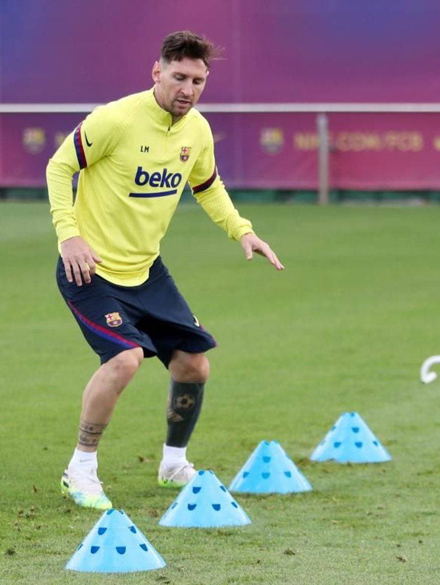 ميسي خلال تدريب برشلونة أمس.