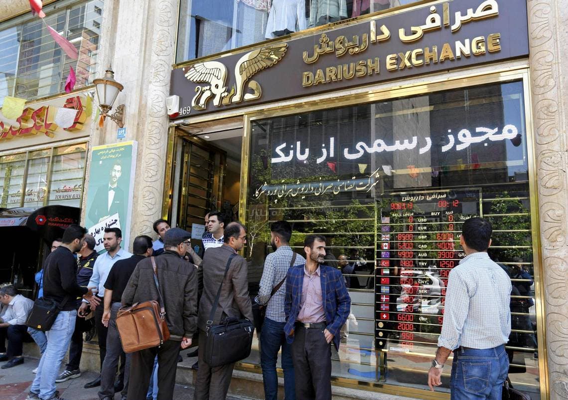 الحكومة الإيرانية تطالب بعدم التخلص من الريال وأغلب مكاتب الصرافة في طهران ترفض بيع الدولار.
