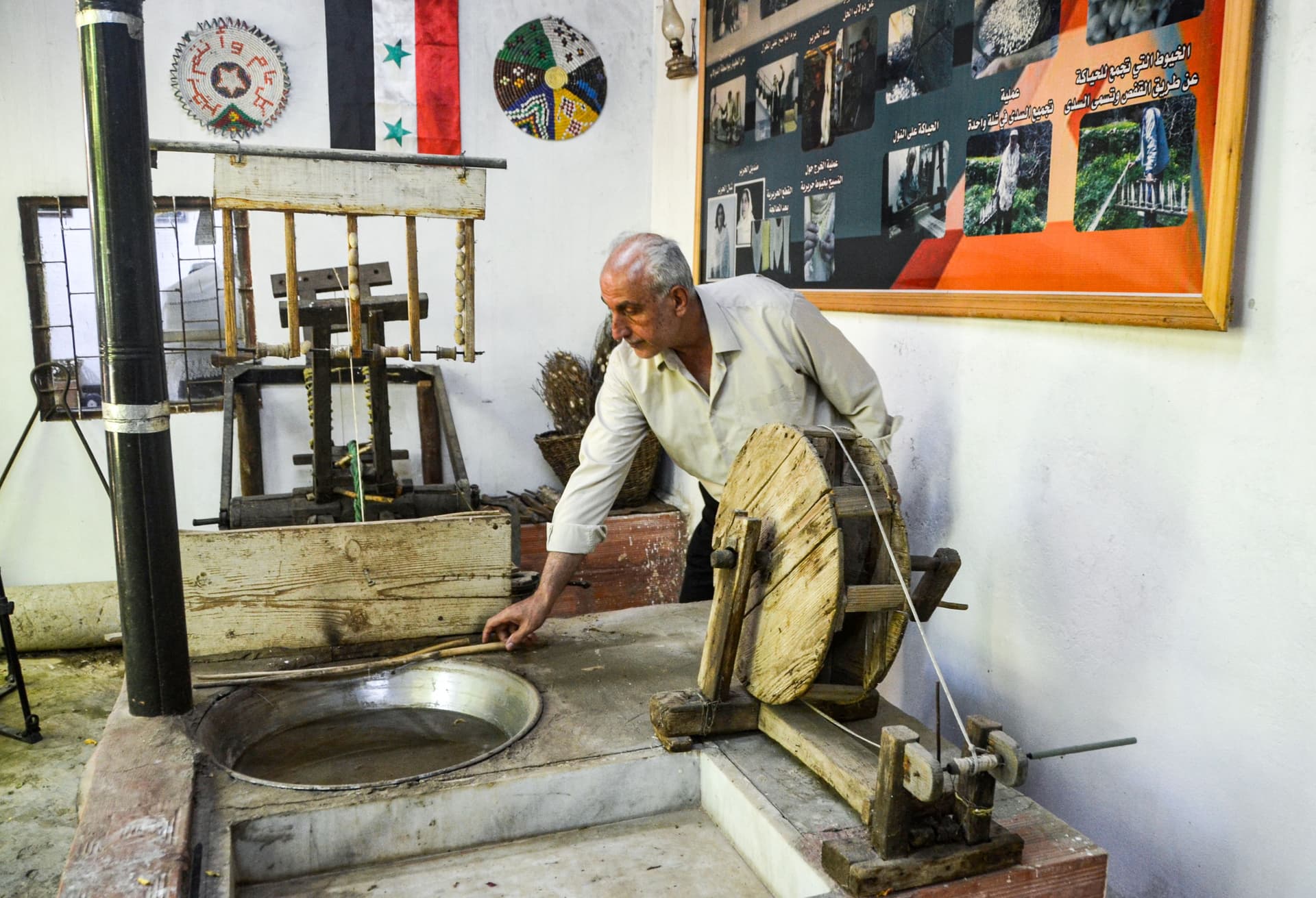بعدما طال انتظاره لديدان القز .. صانع حرير في سوريا يحول منزله لمتحف