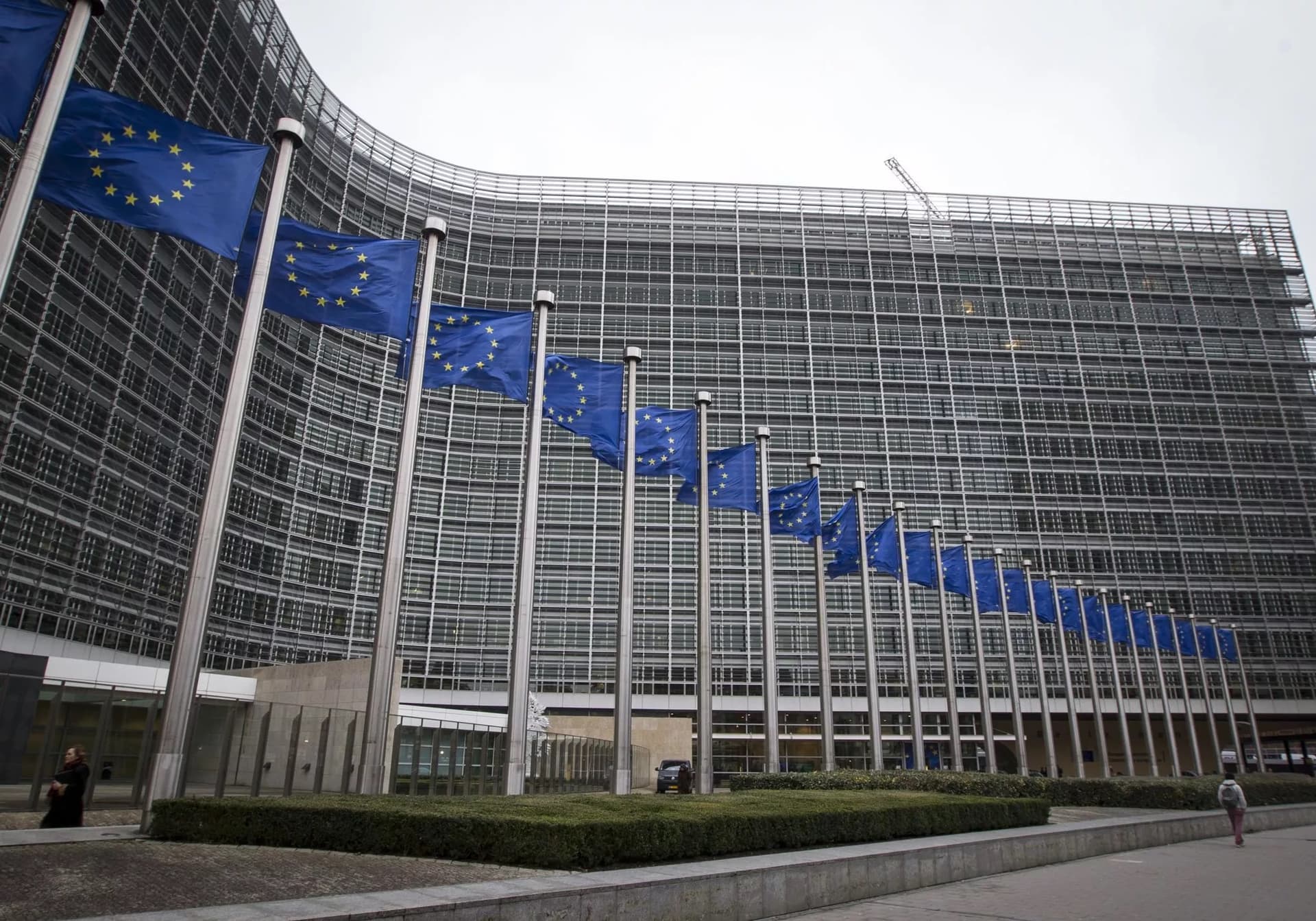 المفوضية الأوروبية تفرض قيودا على استخدام المواد الكيميائية في المنتجات