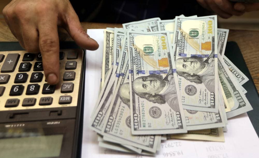 خسائر الدولار تزيد تدريجيا حيث تميل المعنويات لرهانات أعلى مخاطرة.