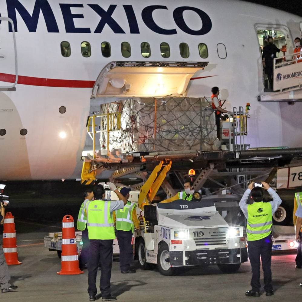 معدات طبية صينية يجري تفريغها في مطار مكسيو سيتي الدولي.