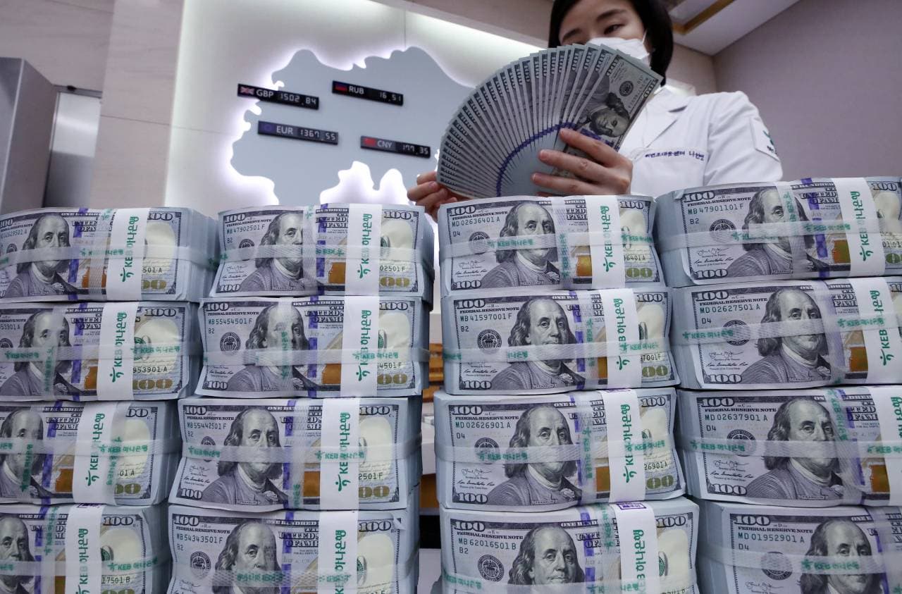 الدولار خسر عشرة في المائة من قيمته منذ ذروة سجلها في مارس.
