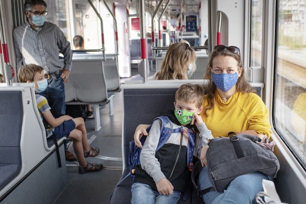 الدنمارك تفرض وضع الكمامة في وسائل النقل العام
