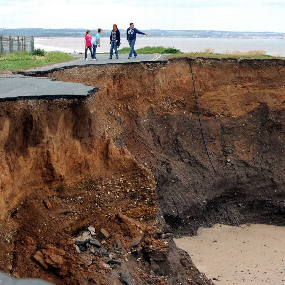 جانب من الساحل الشرقي للملكة المتحدة الذي تآكل بسبب المد البحري.