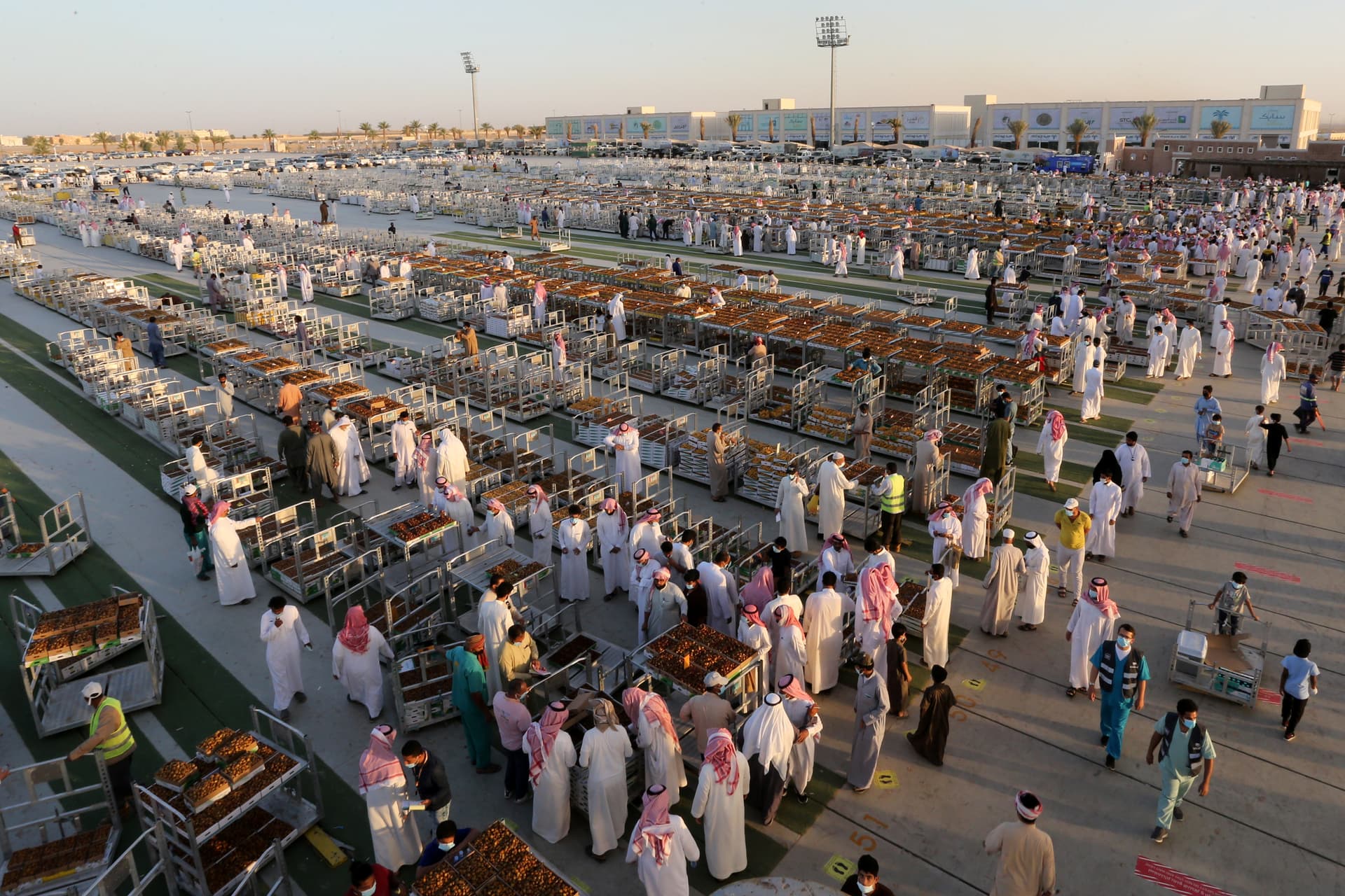 باعة تمور يعرضون منتجات مزارع القصيم في موسم عنيزة للتمور