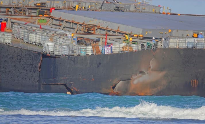 موريشيوس تعتقل قائد سفينة يابانية تسببت في تسرب نفطي