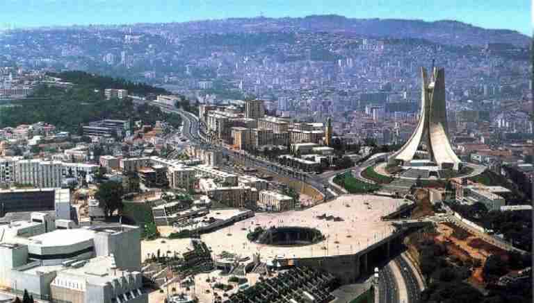 الجزائر تسمح للقطاع الخاص بتأسيس بنوك وشركات طيران ونقل بحري