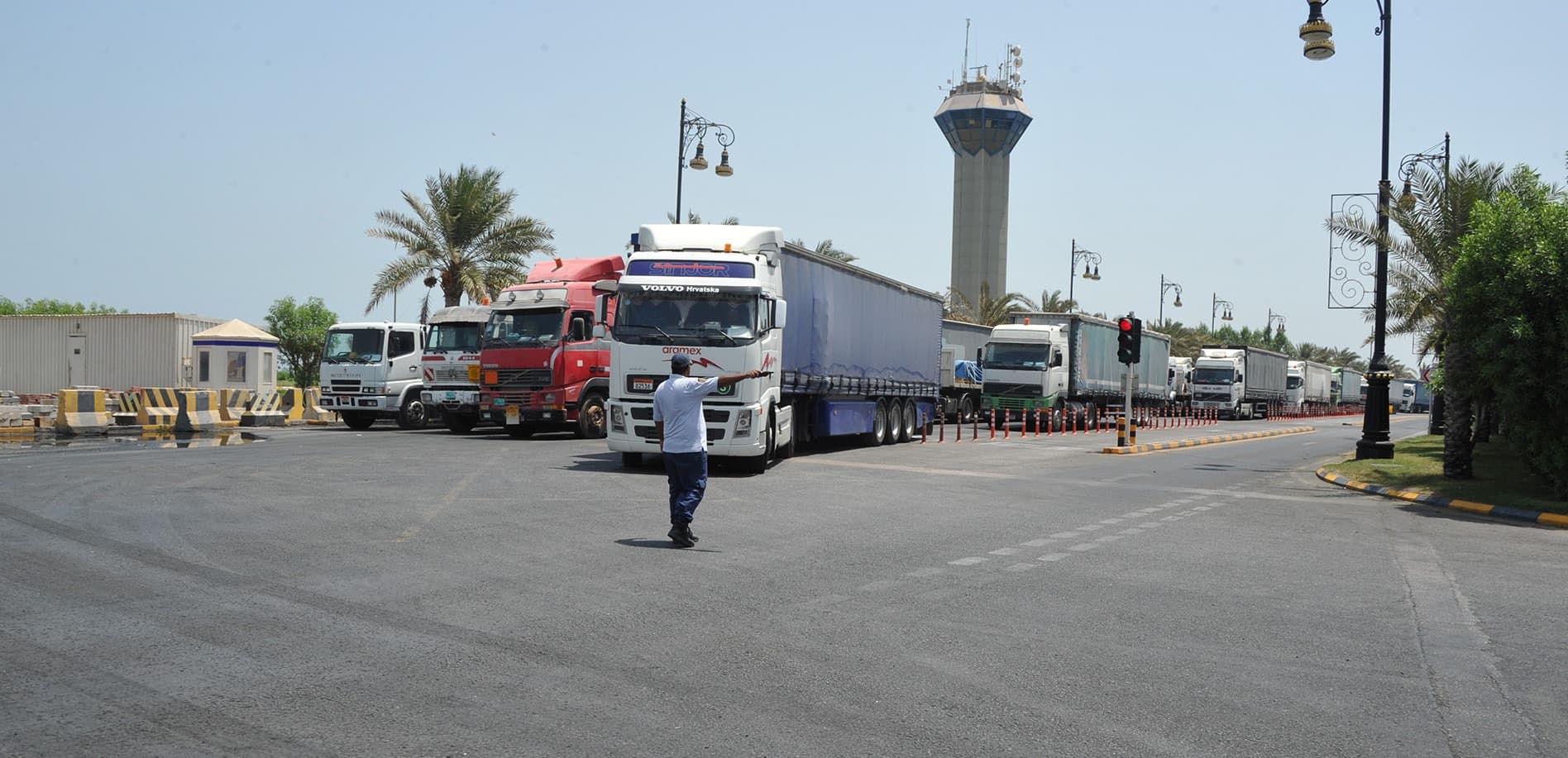 اعتبارا من اليوم.. استئناف حركة الشاحنات البحرينية إلى السعودية