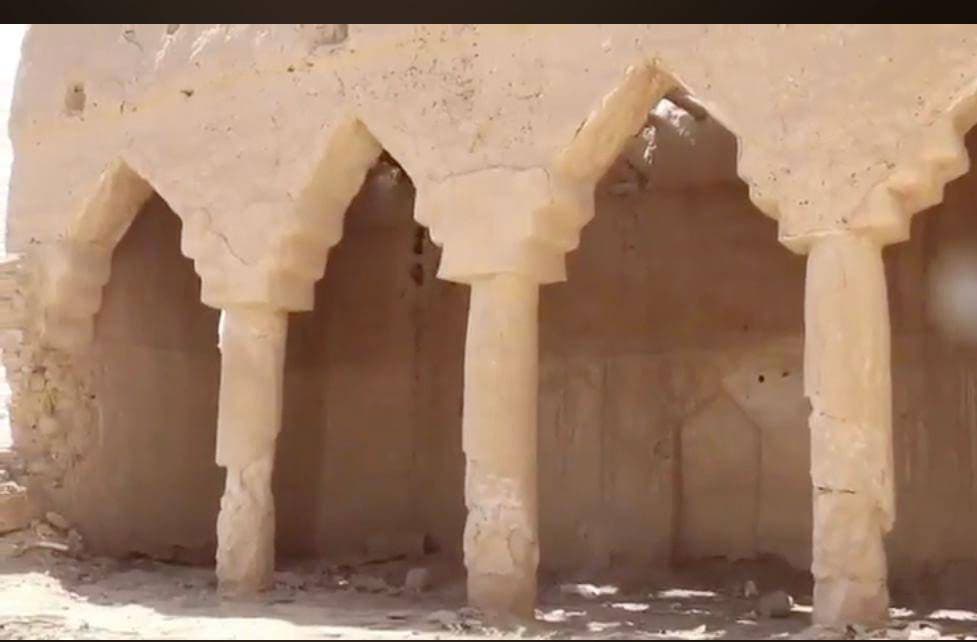 المسجد تاريخي يقوم على خمسة أعمدة من الحجر الطبيعي.