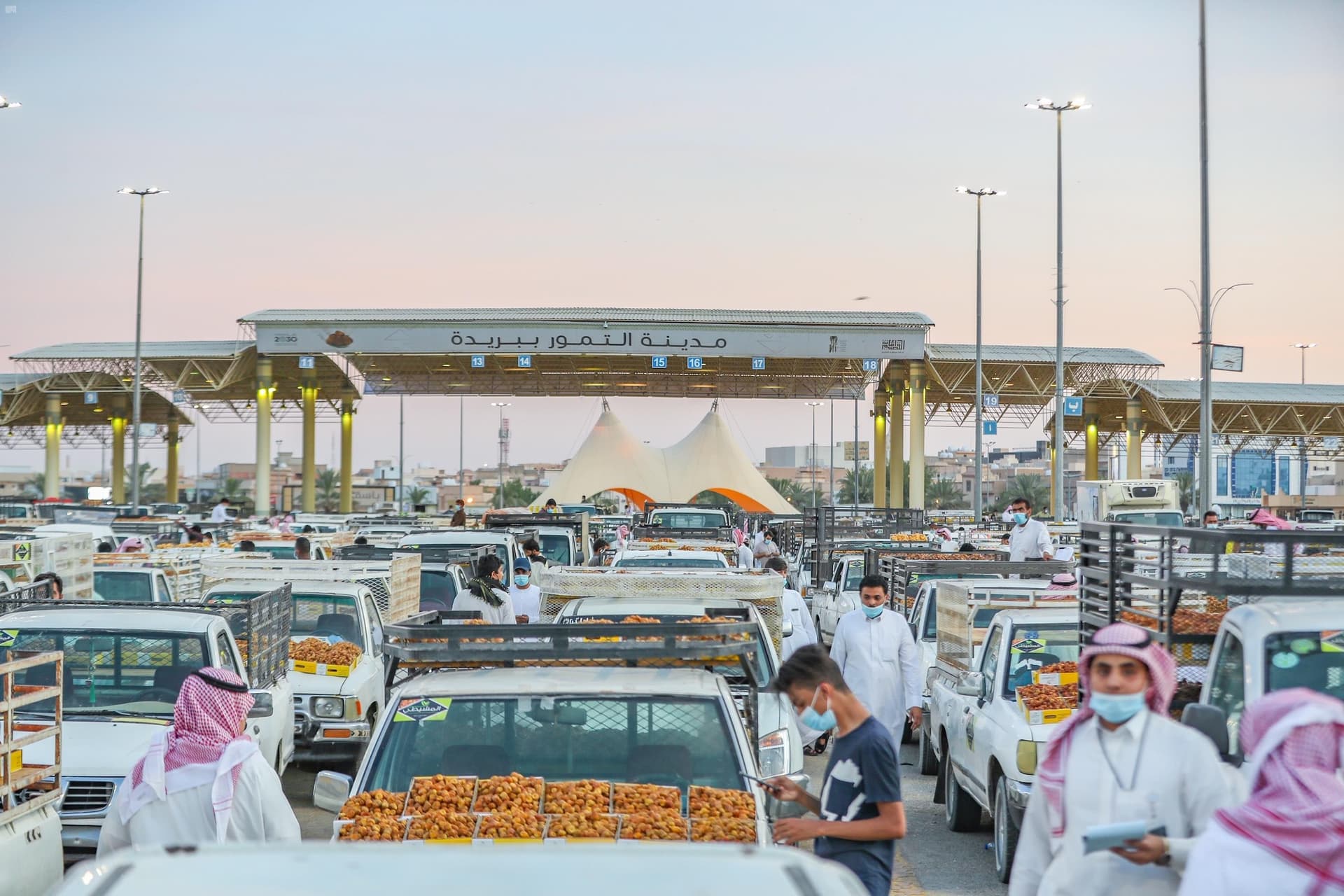 مهرجان بريدة للتمور يسجل تدفق أعداد كبيرة من المركبات المحملة بأطنان من أنواع التمور المختلفة 