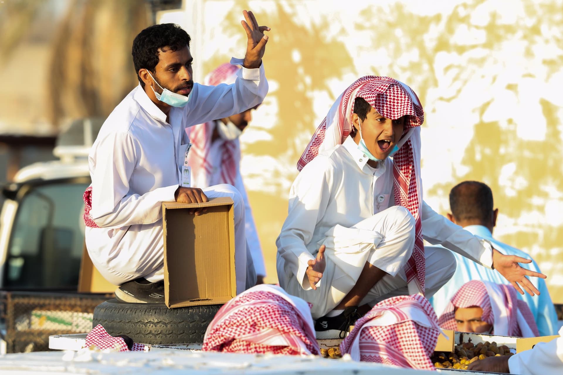 من قلب القصيم ومع كل صباح .. لا صوت يعلو على صوت الدلّالين في مدينة التمور