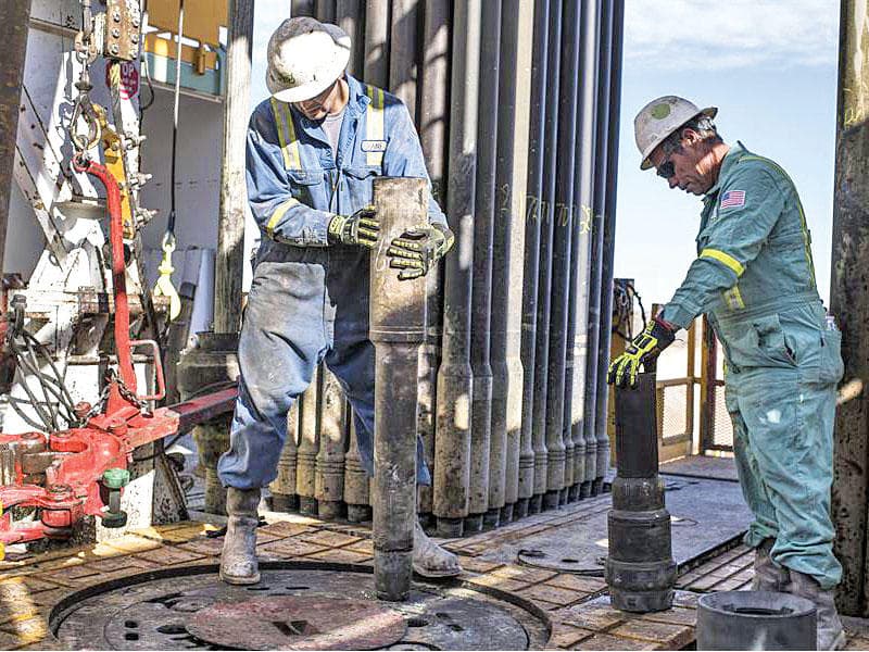 "شيفرون" و"بي.بي" توقفان الإنتاج وتجليان جميع العاملين من منصات النفط في خليج المكسيك 