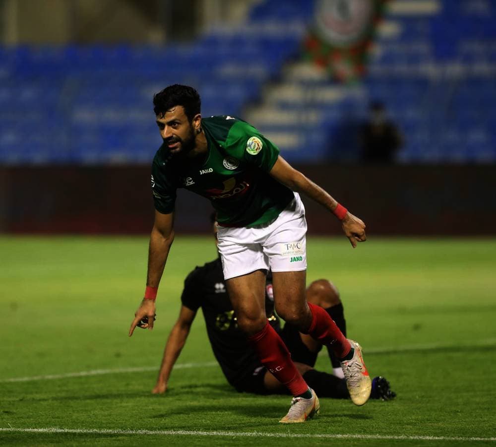 السالم فرحا بهدفه في الرائد. تصوير: عيسى الدبيسي - "الاقتصادية"