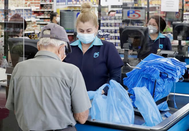 ثقة المستهلكين الأمريكيين تسجل هبوطا غير متوقع في أغسطس 