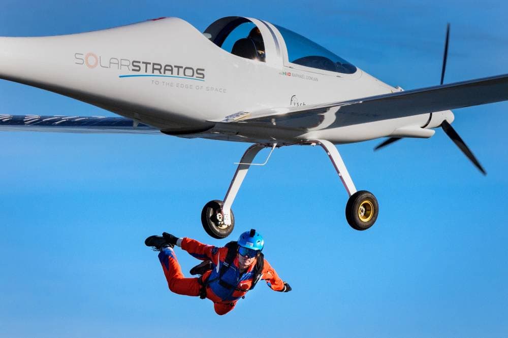رافائيل دومجان، يقفز من طائرة تعمل بالطاقة الشمسية، خلال محاولة تسجيل رقم قياسي عالمي ناجحة بالقفز بمظلة من طائرة تعمل بالطاقة الشمسية في بايرن السويسرية. "الفرنسية"