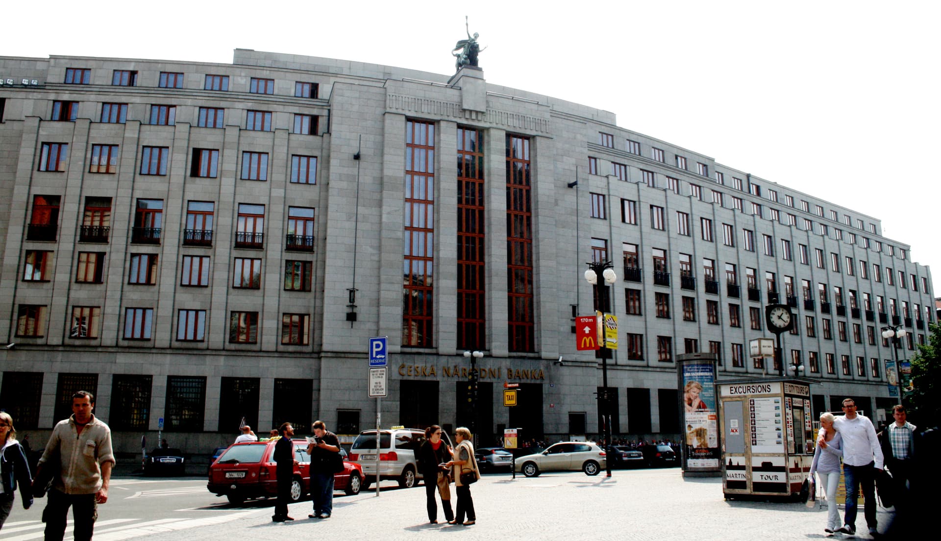 رئيس البنك المركزي التشيكي ينتقد قرار خفض ضريبة الدخل 