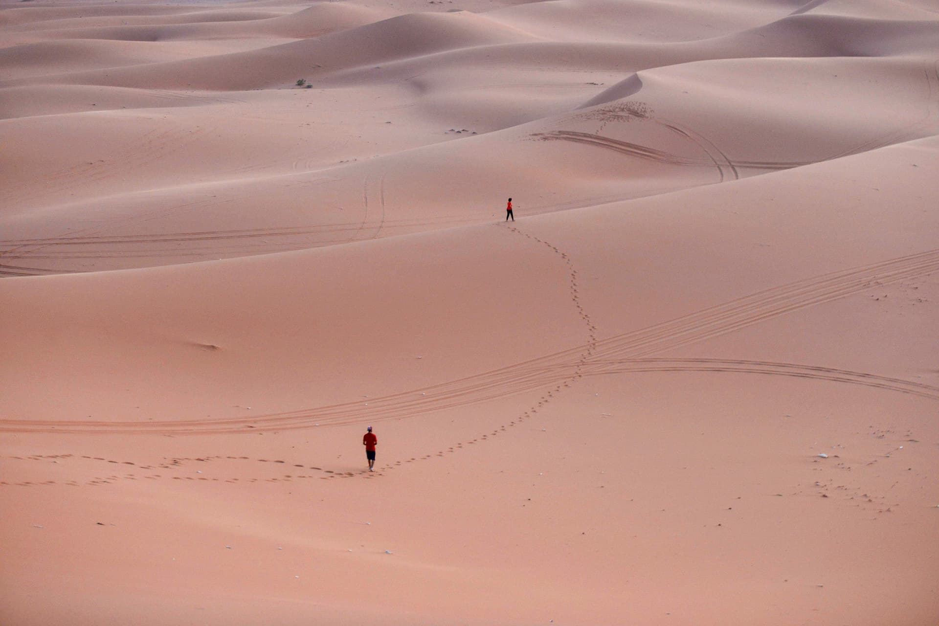 شبان يمارسون هواية التزلج على الرمال في الرياض  