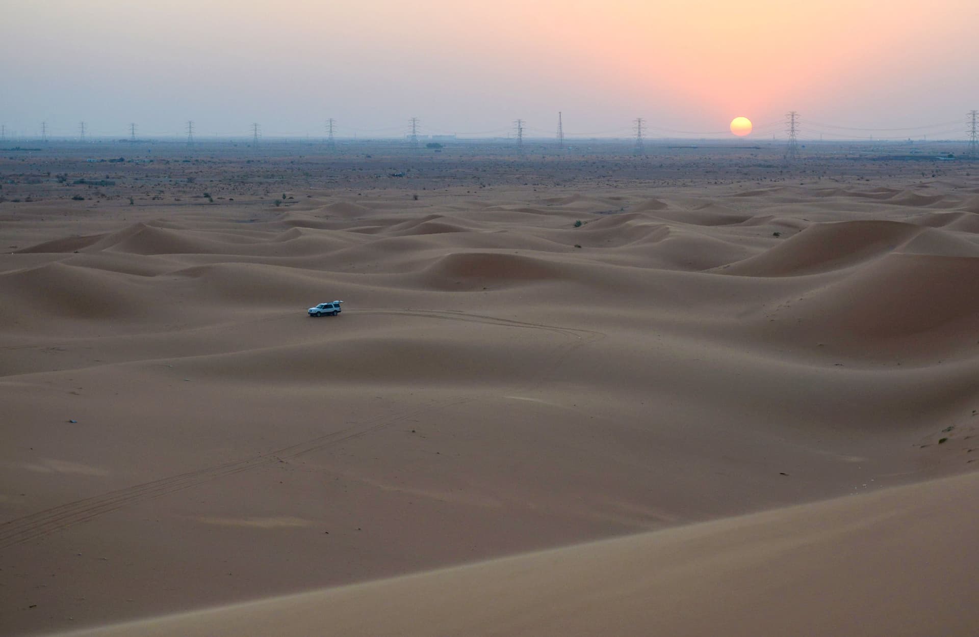 شبان يمارسون هواية التزلج على الرمال في الرياض  