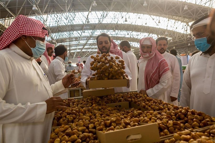 500 طن مبيعات تمور مهرجان سكرية المذنب الحمراء خلال الأسبوع الأول