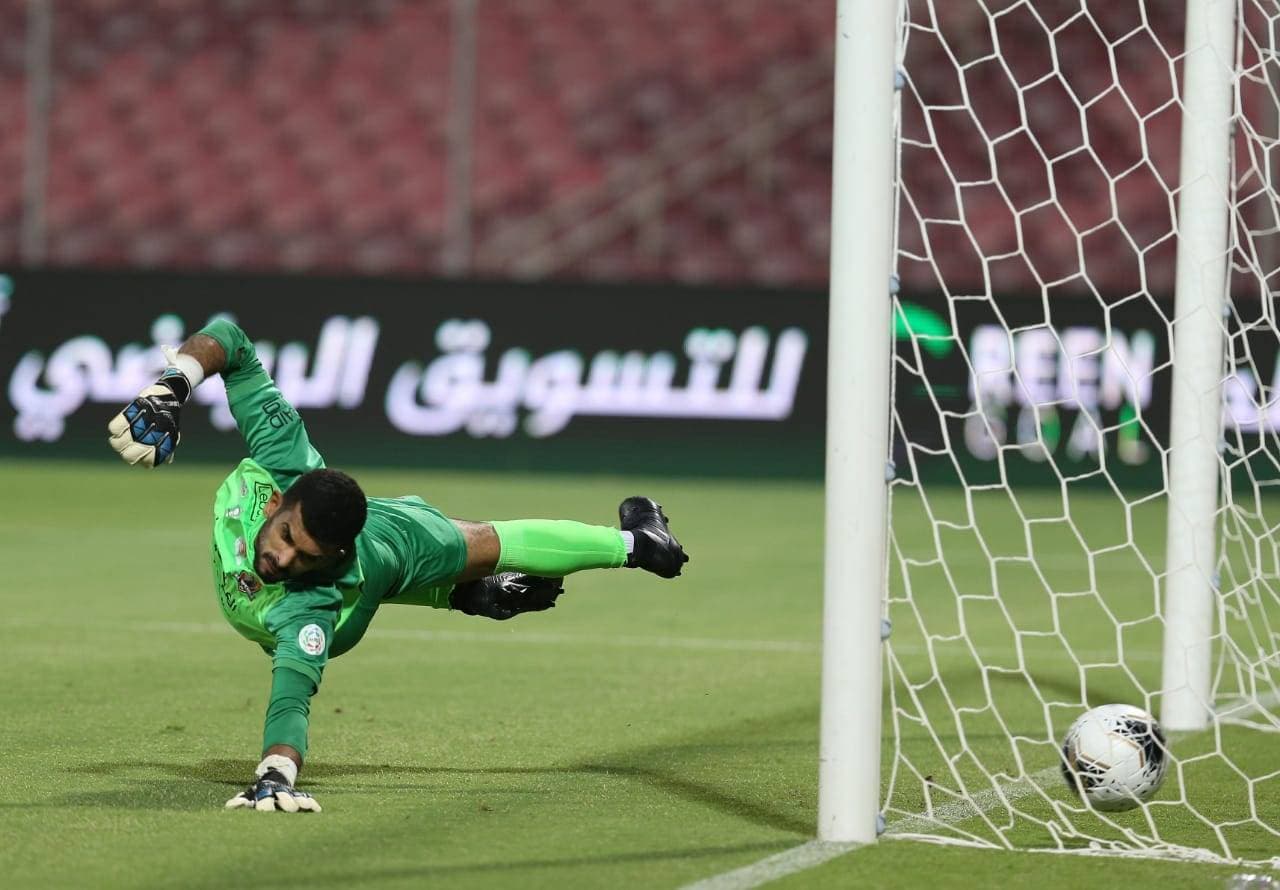 الكرة في شباك حارس الوحدة. تصوير: عدنان مهدلي - "الاقتصادية"