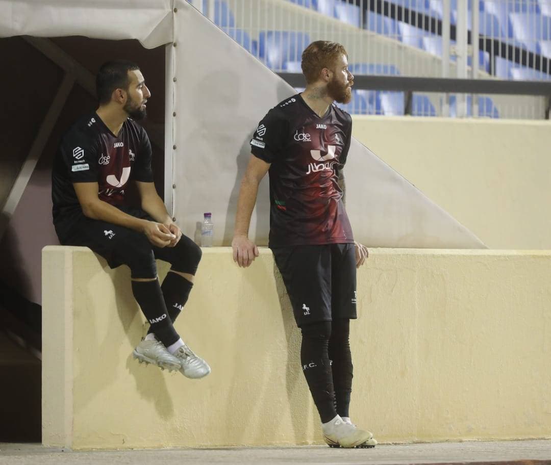 نعيم ودي سوزا عند مخرج غرف الملابس بعد استبدالهما. تصوير: عيسى الدبيسي - "الاقتصادية"