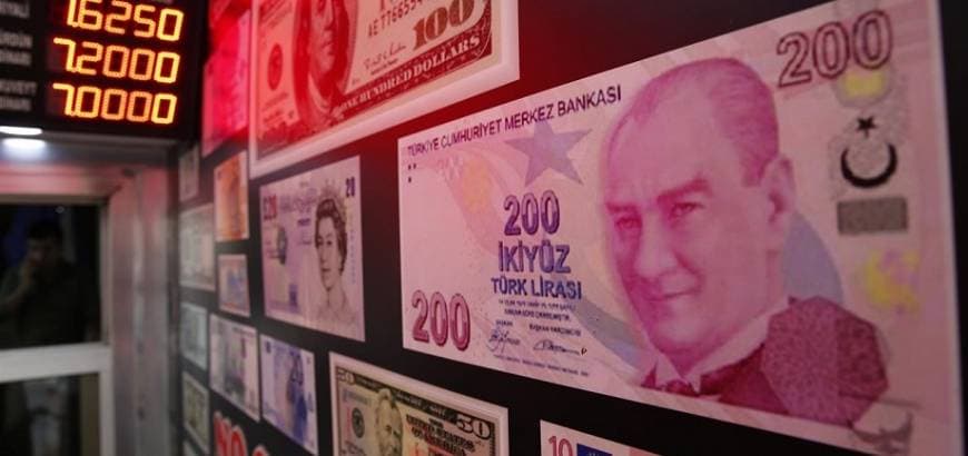 اقتربت الليرة من نصف قيمتها مقارنة ببداية العام 2018.