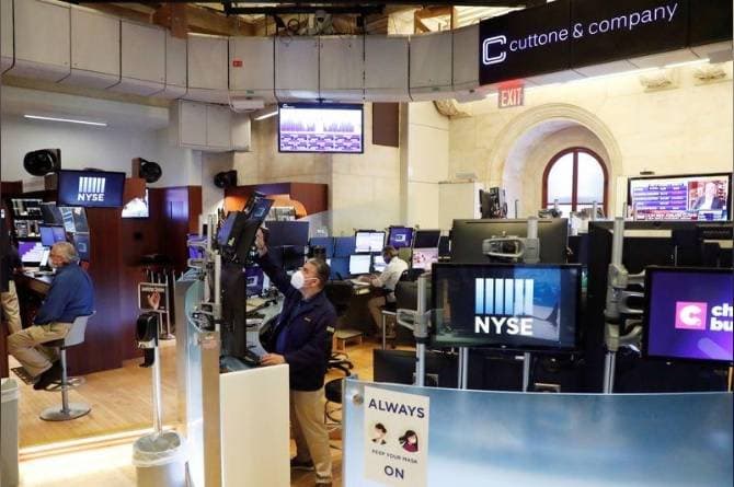 اتخفضت الأسهم الأمريكية أمس بينما ترقب الأسواق حزمة تحفيز حكومية جديدة.  