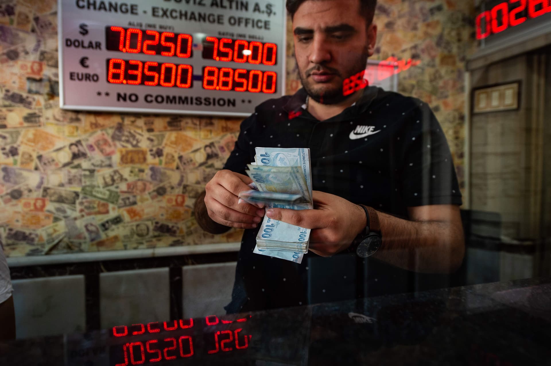 الليرة التركية تواصل الانهيار .. هبوط غير مسبوق على الإطلاق عند 7.32 للدولار