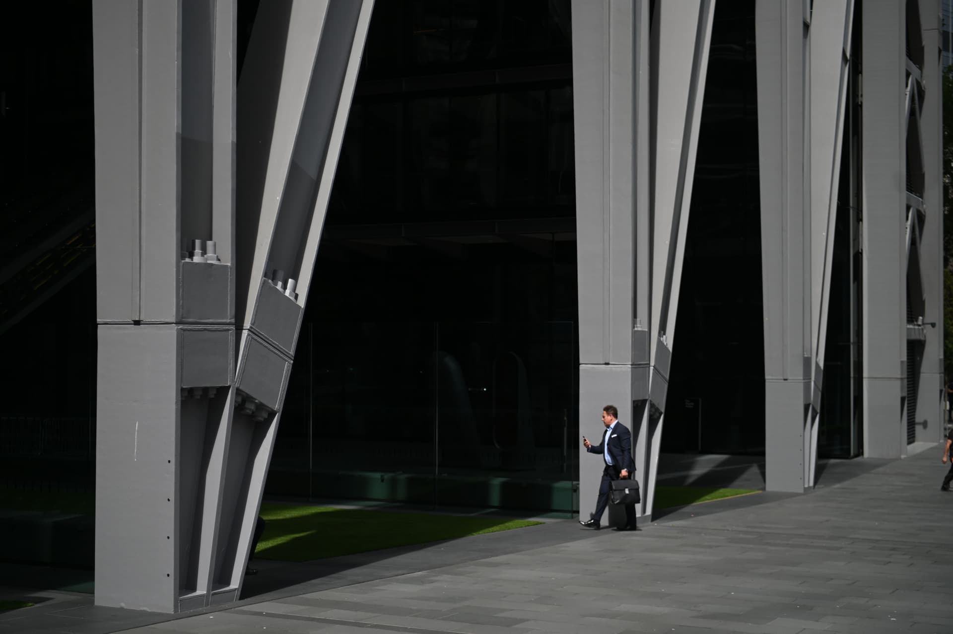 لندن تتحول إلى مدينة للأشباح .. شوارع مهجورة ومطاعم مغلقة وموظفون لا يرغبون بالعودة لمكاتبهم