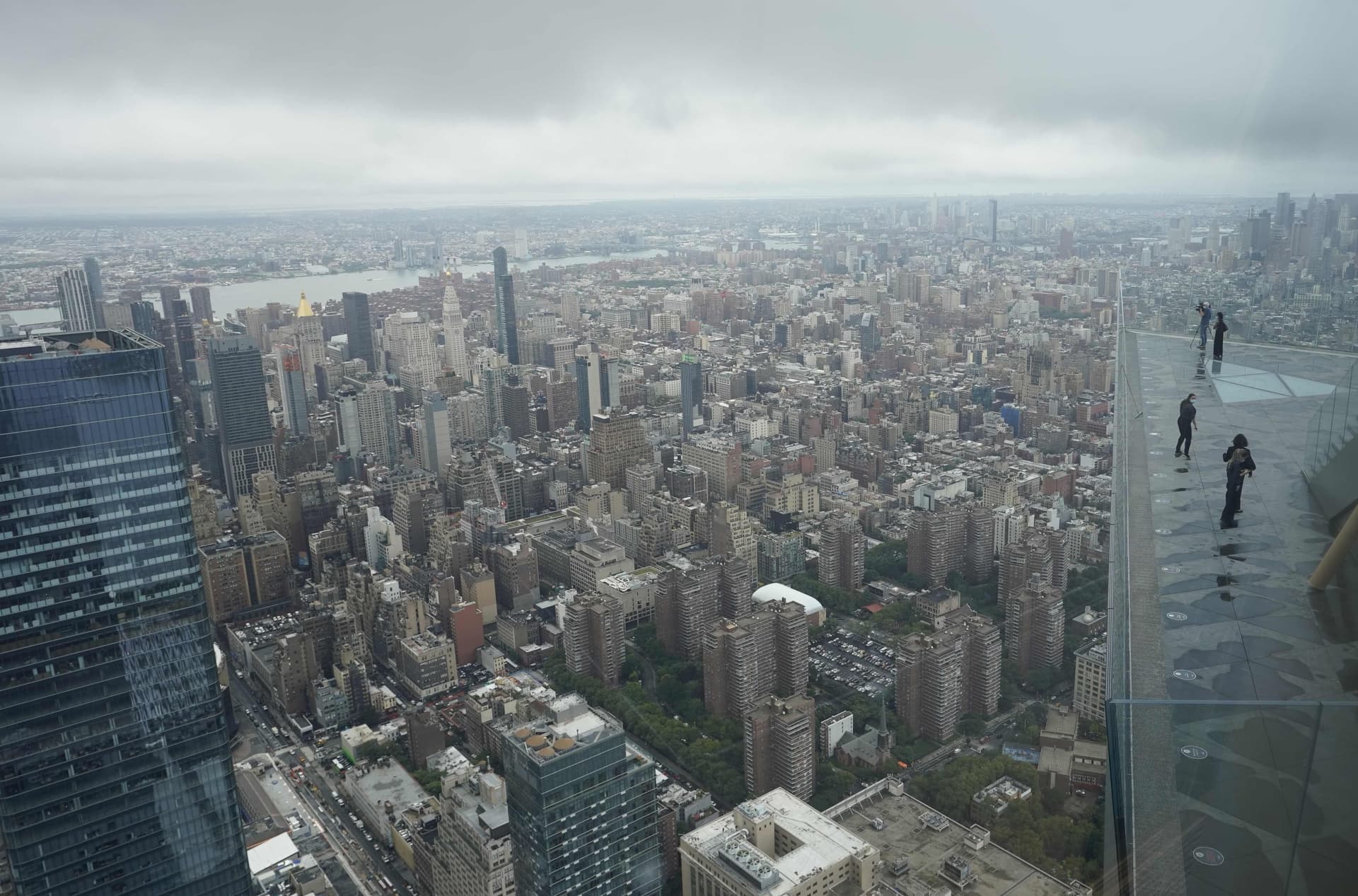  إعادة افتتاح منصة إيدج في نيويورك للجمهور بعد إغلاقها بسبب تفشي كورونا و يبلغ طولها أكثر من 1100 قدم وهي خامس أطول منصة مراقبة في العالم