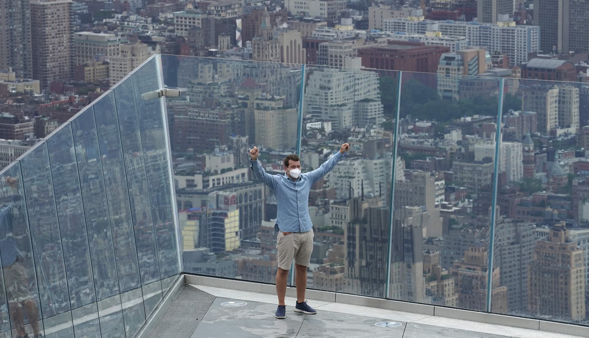  إعادة افتتاح منصة إيدج في نيويورك للجمهور بعد إغلاقها بسبب تفشي كورونا و يبلغ طولها أكثر من 1100 قدم وهي خامس أطول منصة مراقبة في العالم