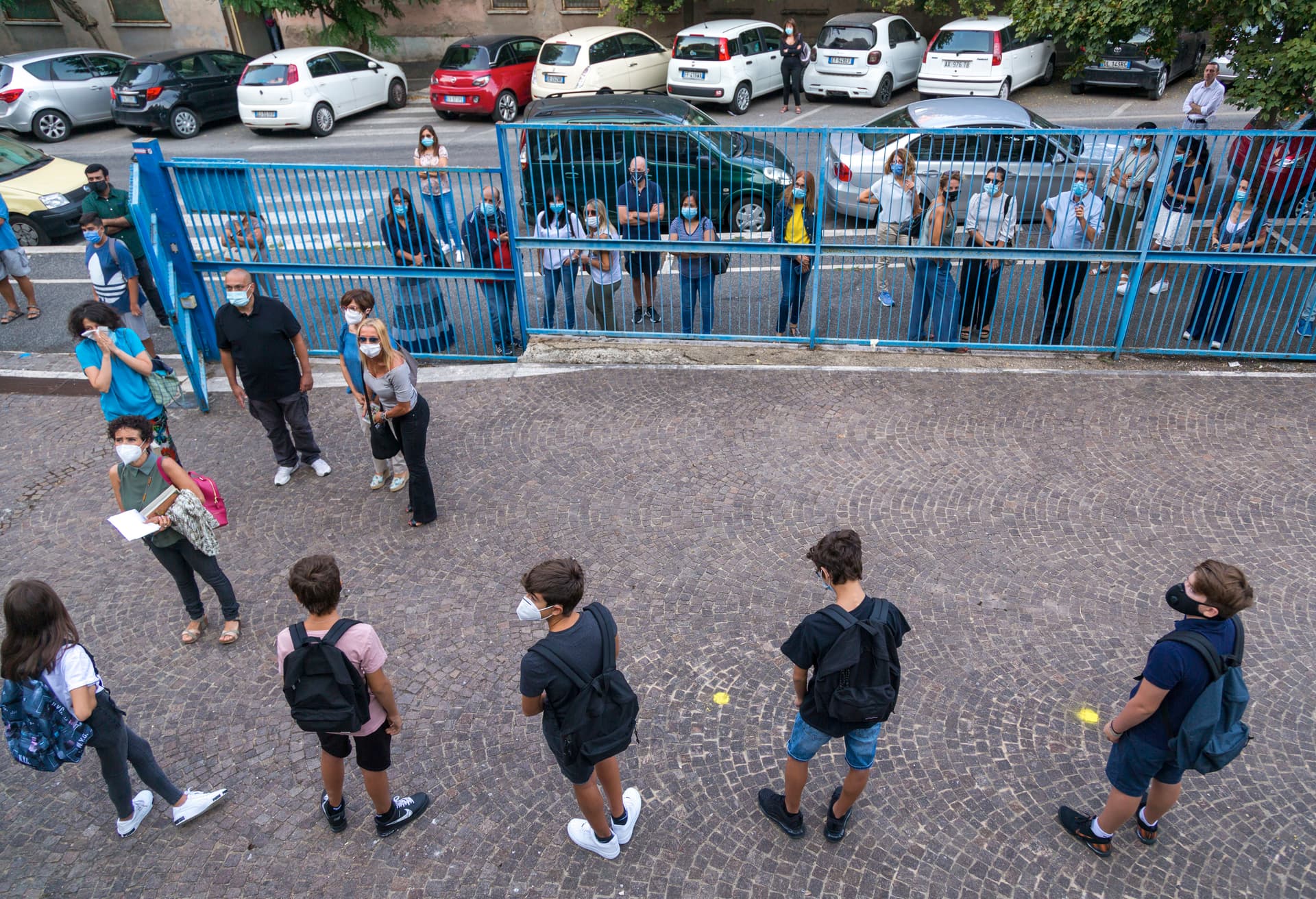 مدارس إيطاليا تفتح أبوابها اليوم بعد ستة أشهر من الإغلاق بسبب كورونا 