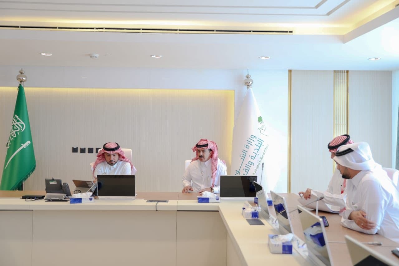 اعتماد الاشتراطات المحدثة لنشاطي الحلاقة الرجالية والتزيين النسائي.. ومنح المحلات القائمة سنة للتصحيح