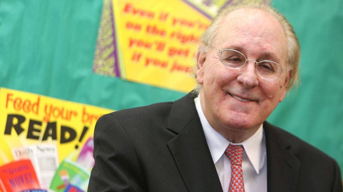 توفي وينستون جروم في عمر 77 عام.