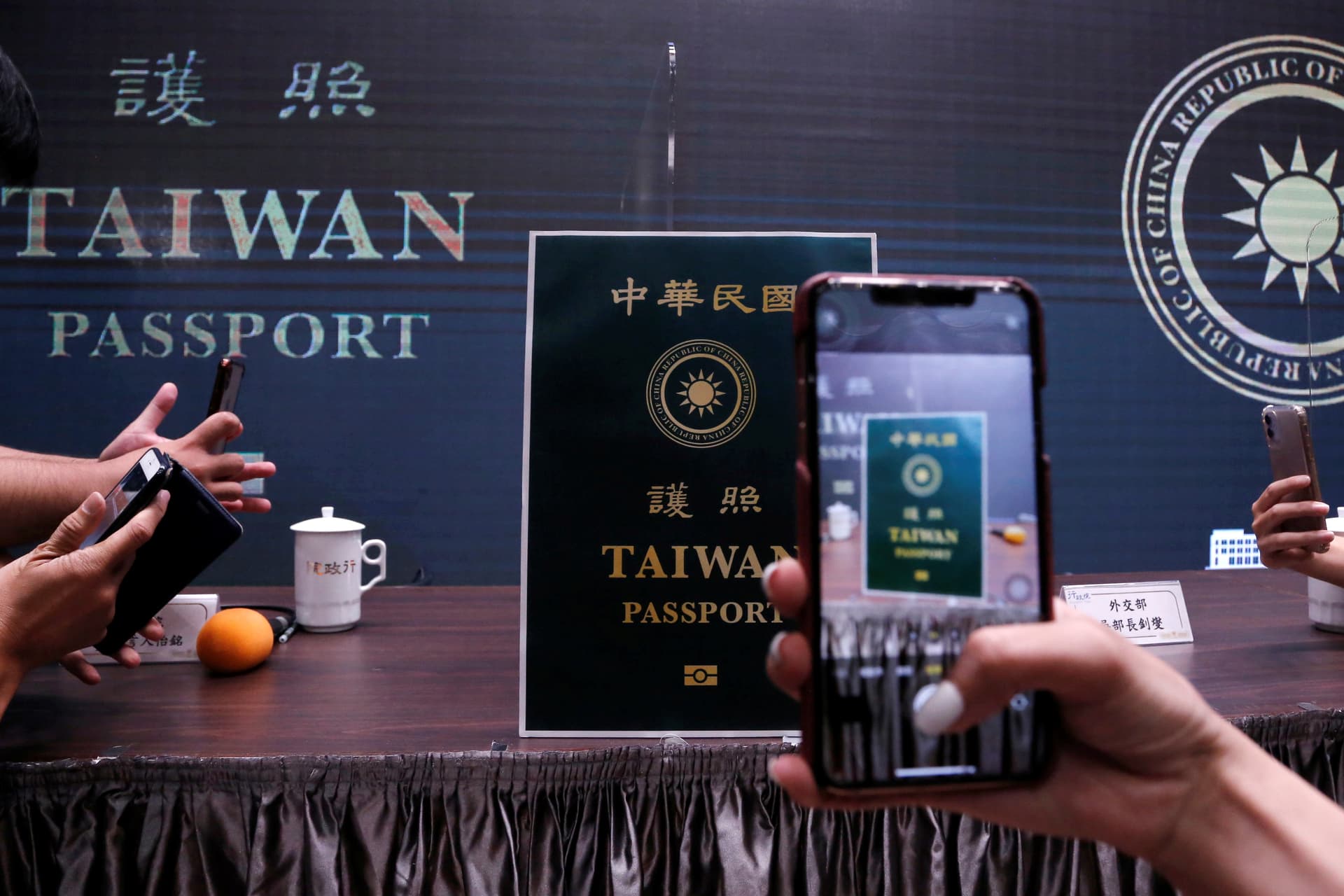 تايوان تغير تصميم جوازات السفر لتجنب اللبس مع الصين