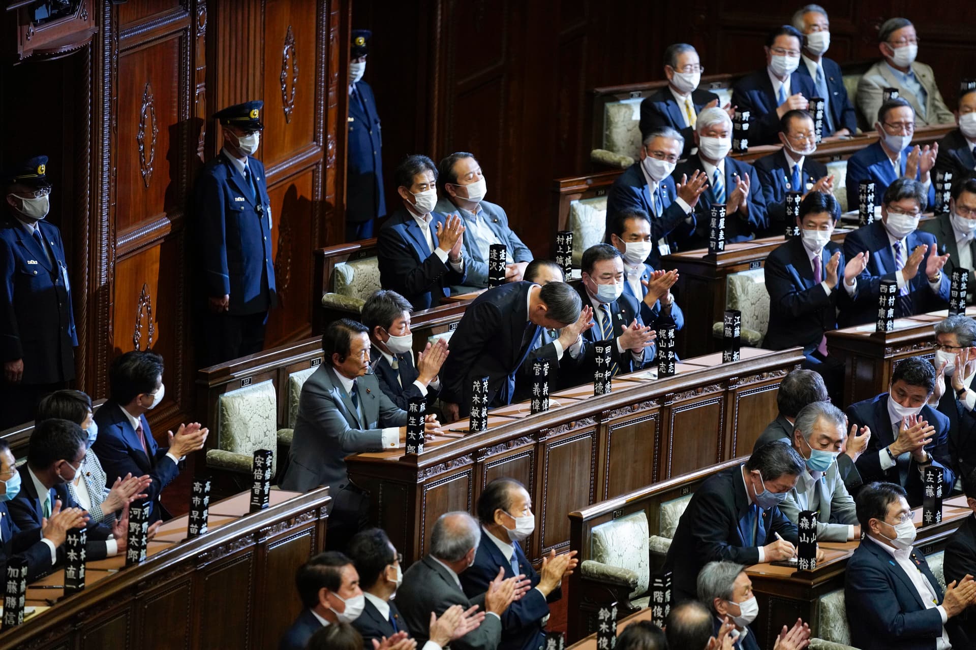 الحزب الحاكم في اليابان يتطلع لجذب شركات من هونج كونج