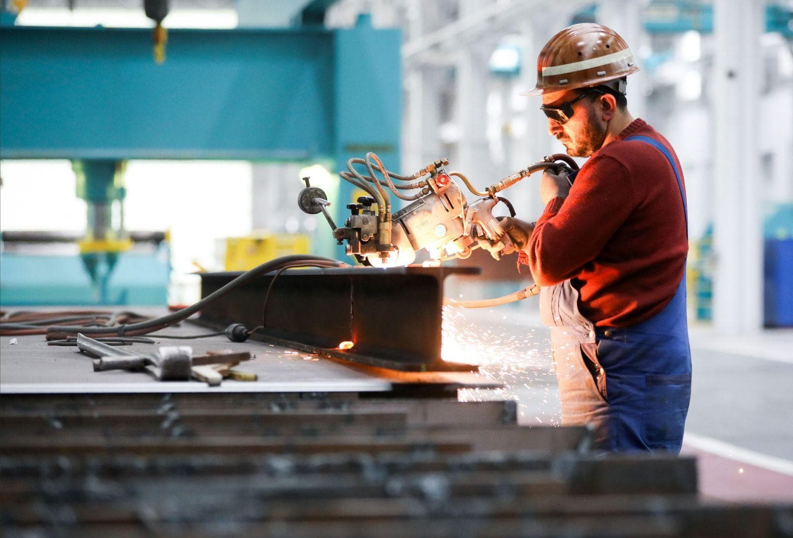 المصنعون الألمان يستفيدون من الطلب الخارجي والخدمات تفقد قوة الدفع