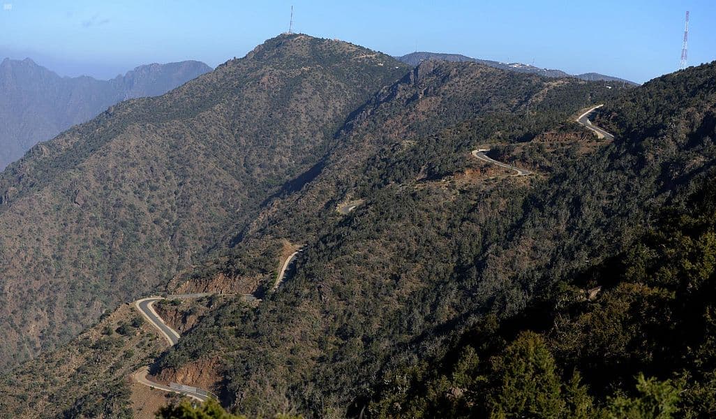 ستة آلاف كيلو متر تختصر قصة طرق عسير خلال ثمانية عقود