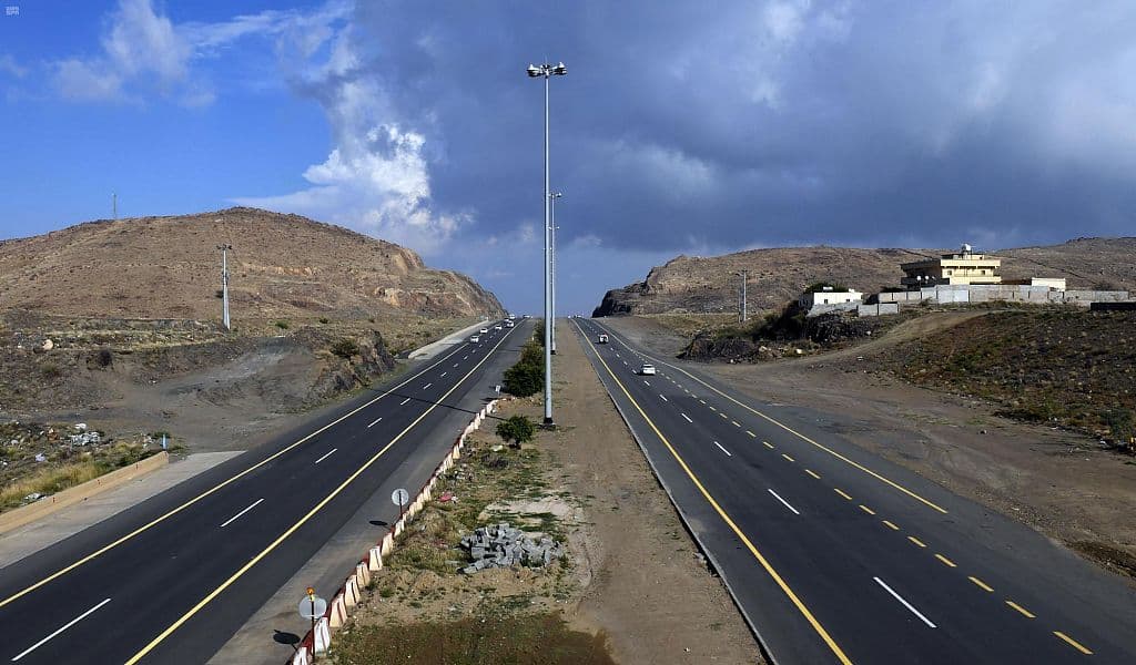 ستة آلاف كيلو متر تختصر قصة طرق عسير خلال ثمانية عقود