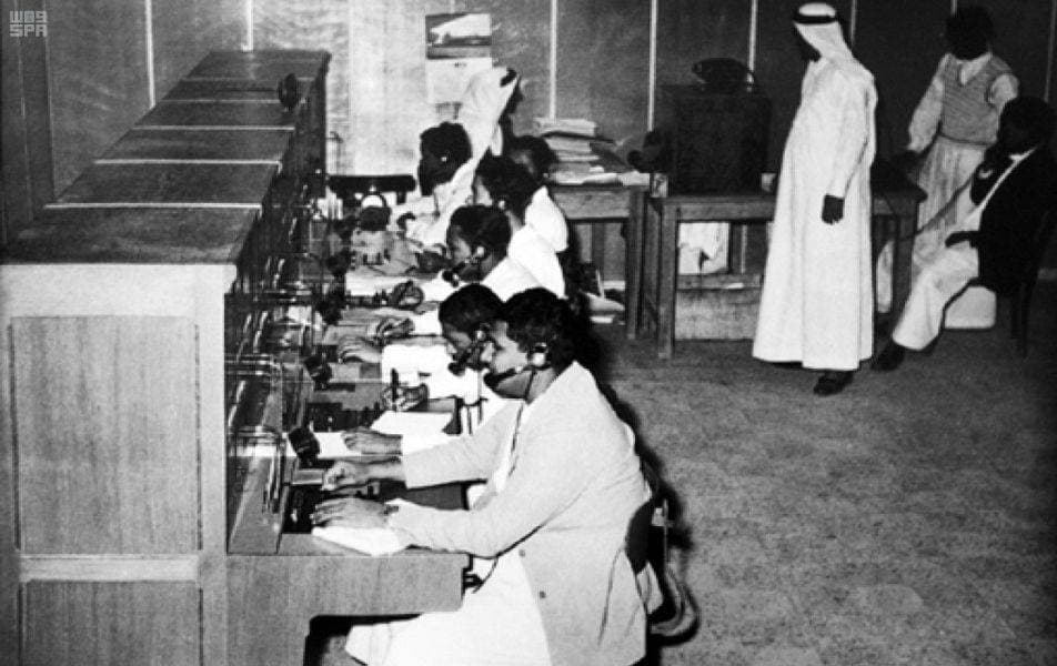 الهاتف الثابت والمتغيرات .. حين تلاشت حرارة الخطوط