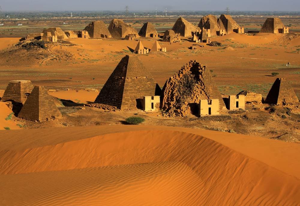 فيضانات السودان تهدد أهراماتها .. أهم آثار البلاد