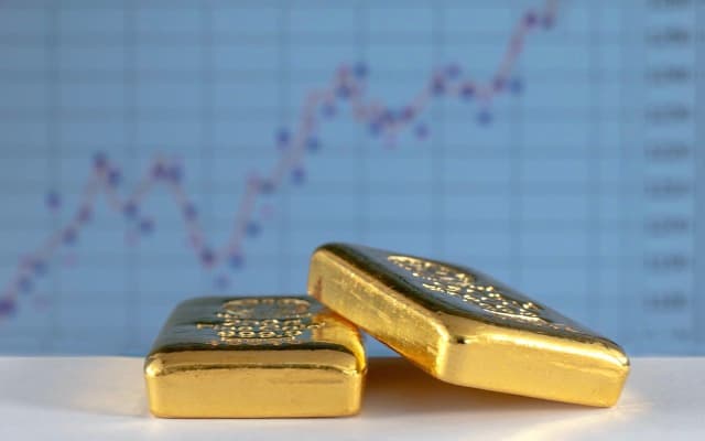 الذهب يهبط عن أعلى مستوى في 3 أسابيع مع استقرار الدولار 